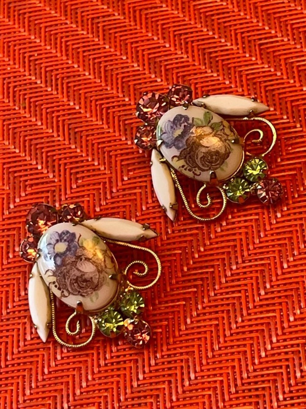Vtg Juliana Floral Motif Glass Rhinestone Earrings Gold Tone Filigree Milk Glass